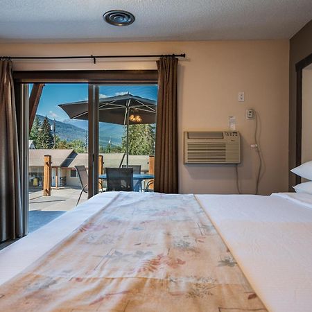 Swiss Chalet Motel Ревелстоук Екстериор снимка