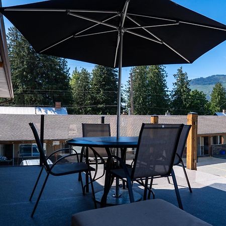 Swiss Chalet Motel Ревелстоук Екстериор снимка