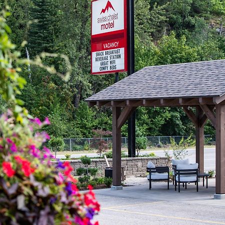 Swiss Chalet Motel Ревелстоук Екстериор снимка