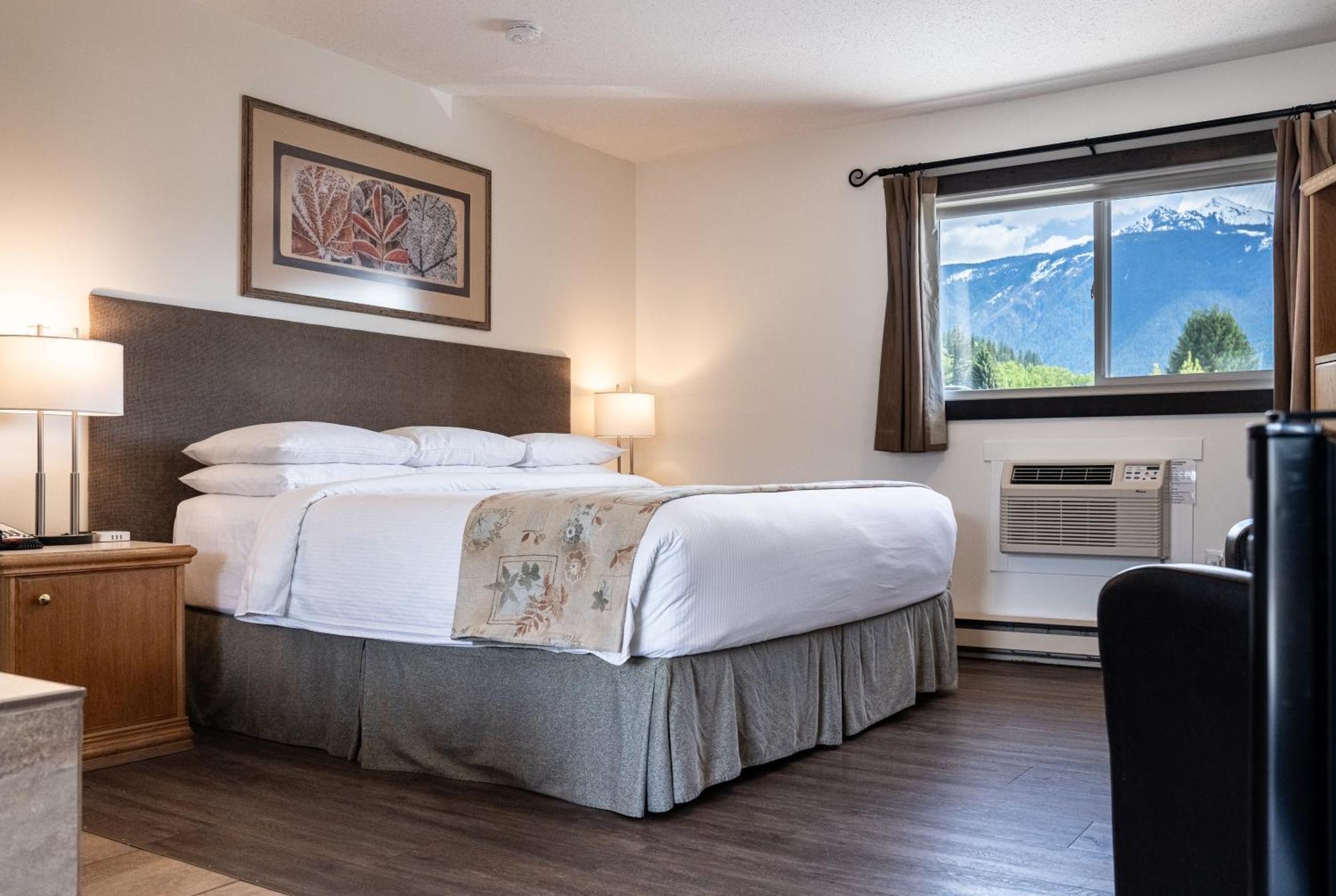 Swiss Chalet Motel Ревелстоук Екстериор снимка