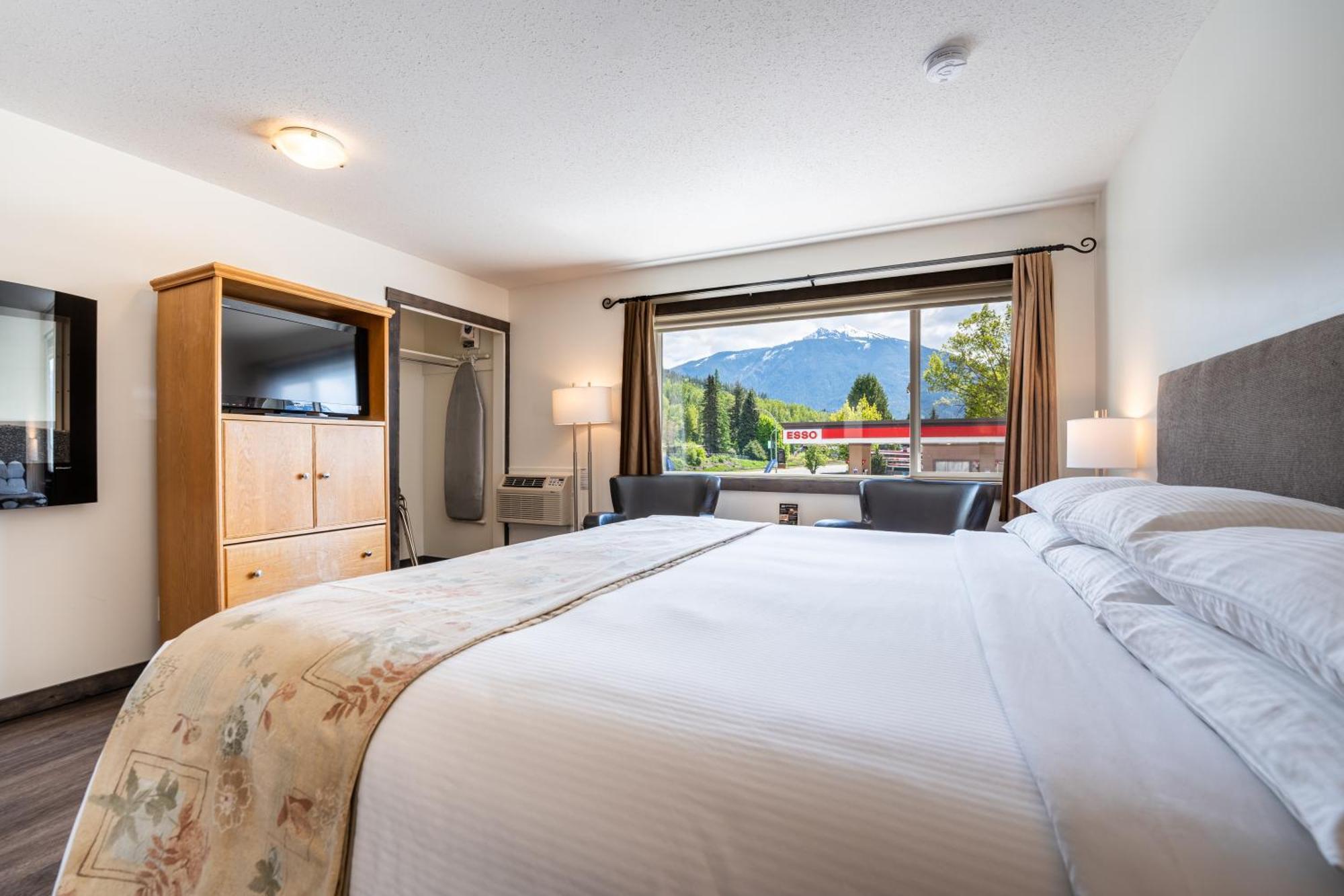 Swiss Chalet Motel Ревелстоук Екстериор снимка