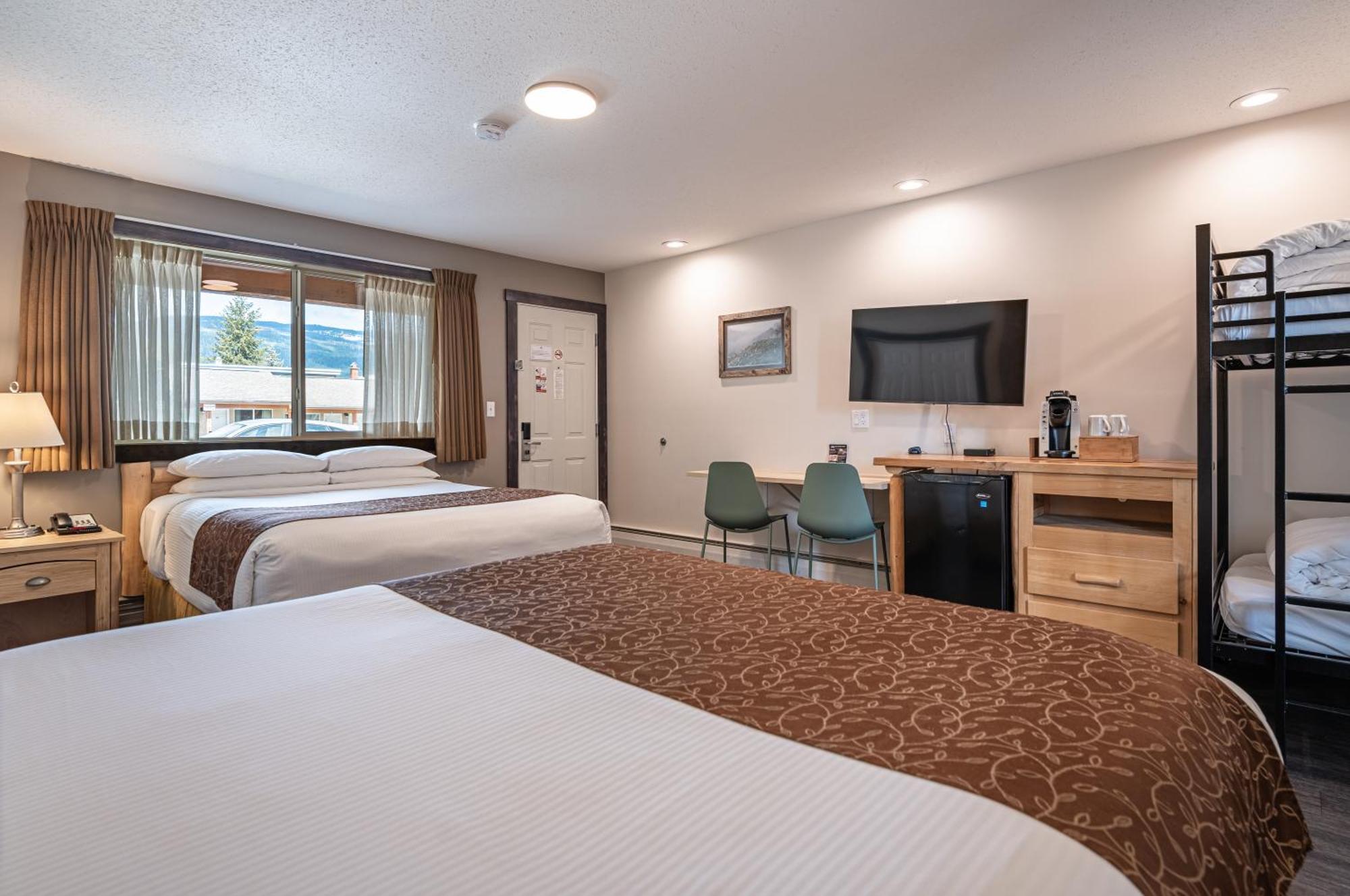 Swiss Chalet Motel Ревелстоук Екстериор снимка