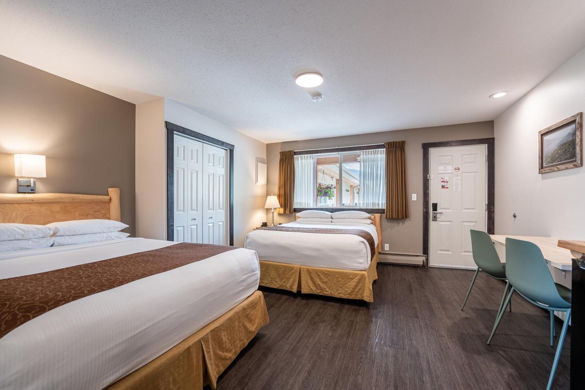 Swiss Chalet Motel Ревелстоук Екстериор снимка
