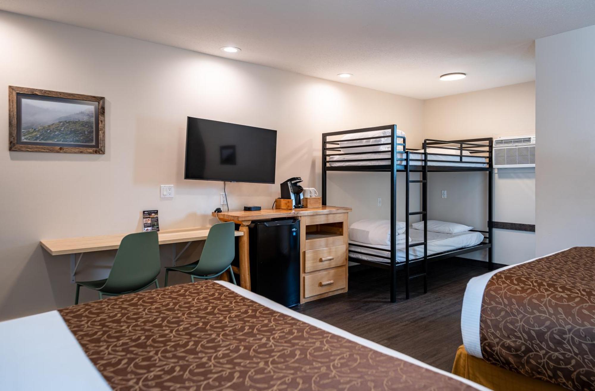 Swiss Chalet Motel Ревелстоук Екстериор снимка