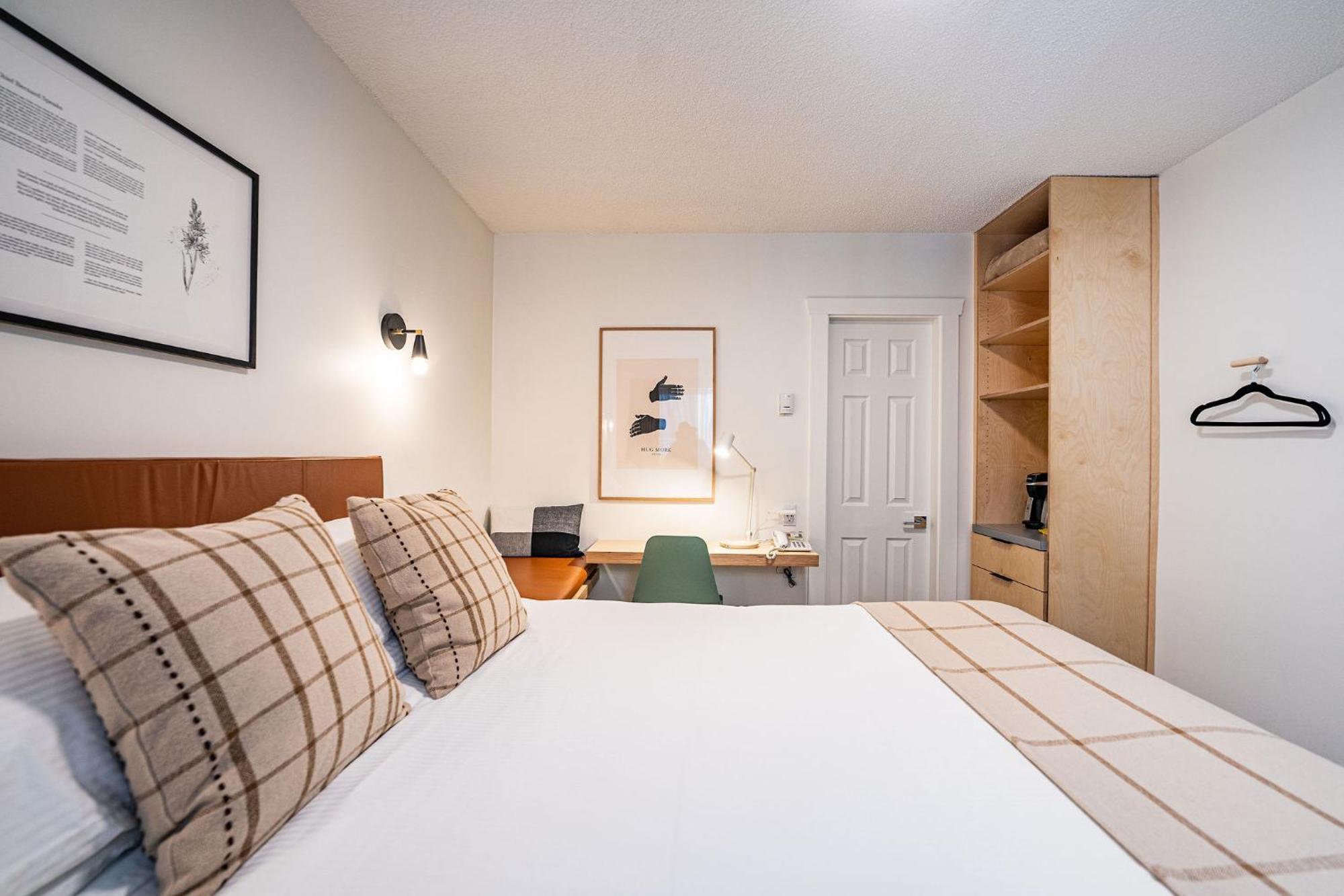 Swiss Chalet Motel Ревелстоук Екстериор снимка