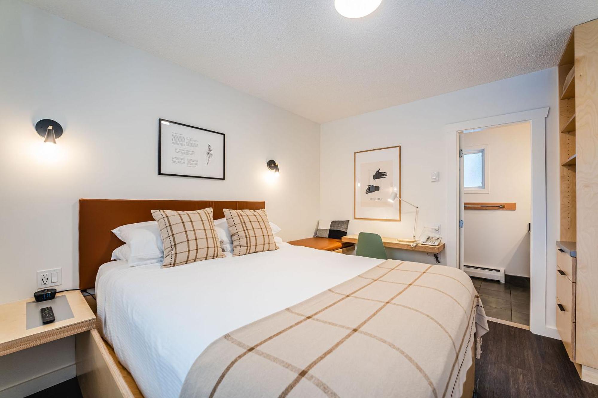 Swiss Chalet Motel Ревелстоук Екстериор снимка