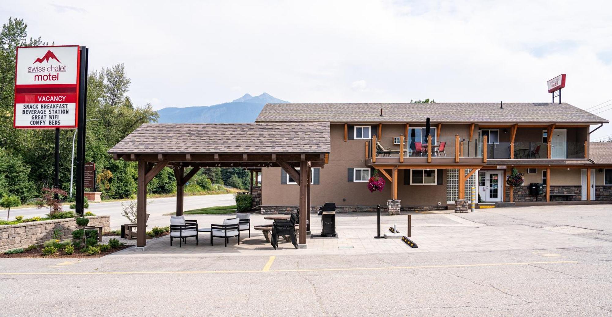 Swiss Chalet Motel Ревелстоук Екстериор снимка