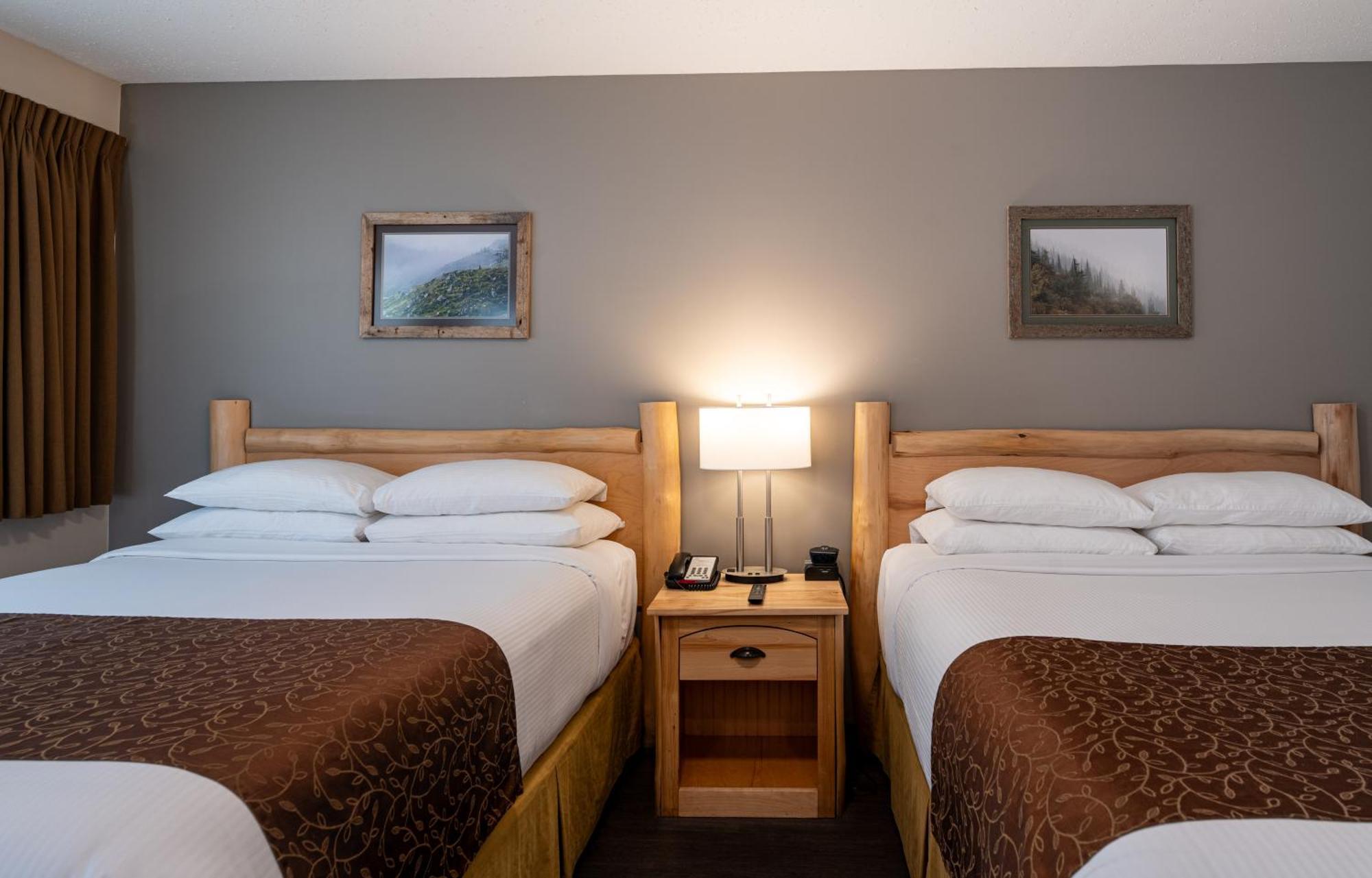 Swiss Chalet Motel Ревелстоук Екстериор снимка