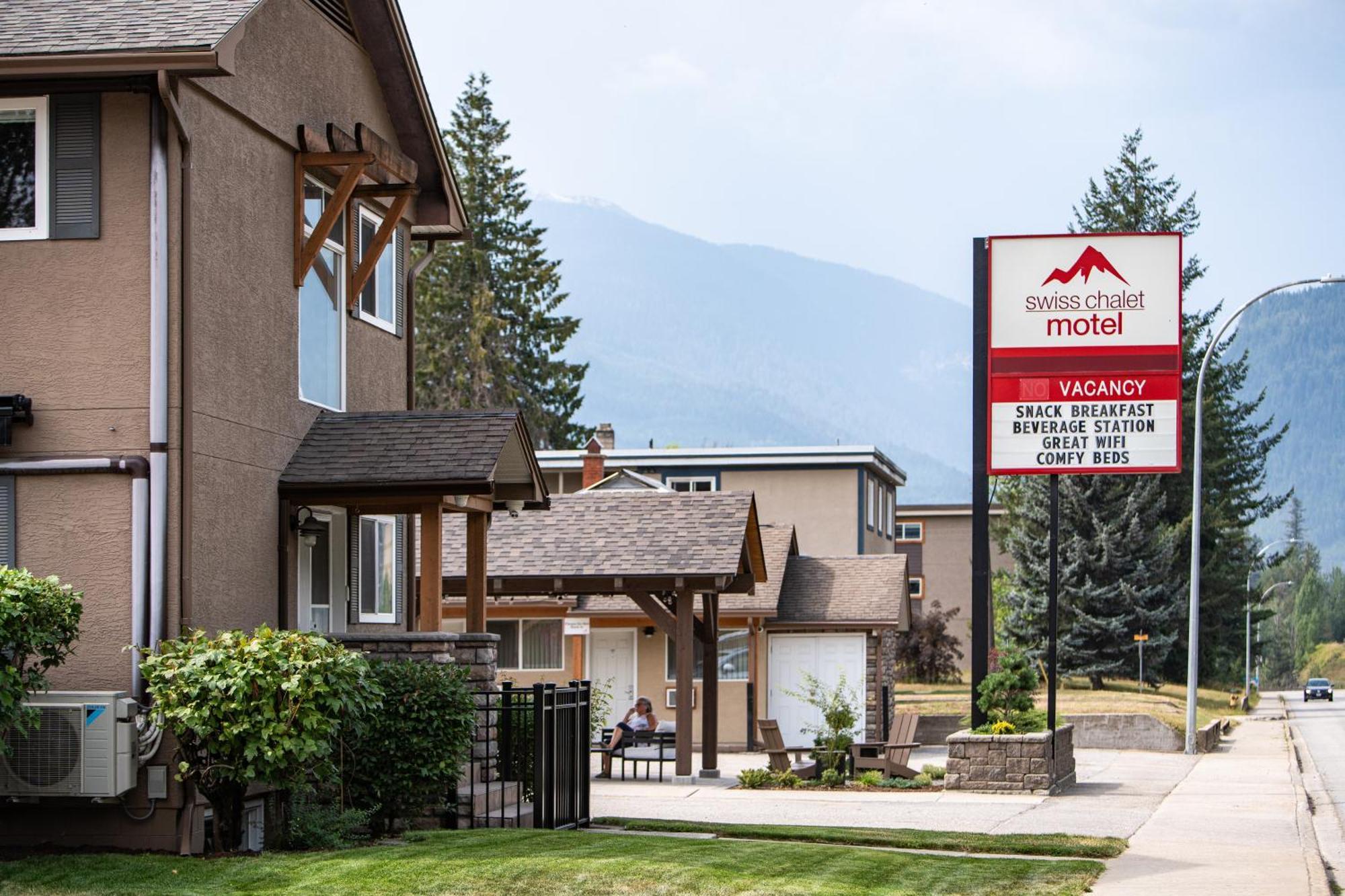 Swiss Chalet Motel Ревелстоук Екстериор снимка