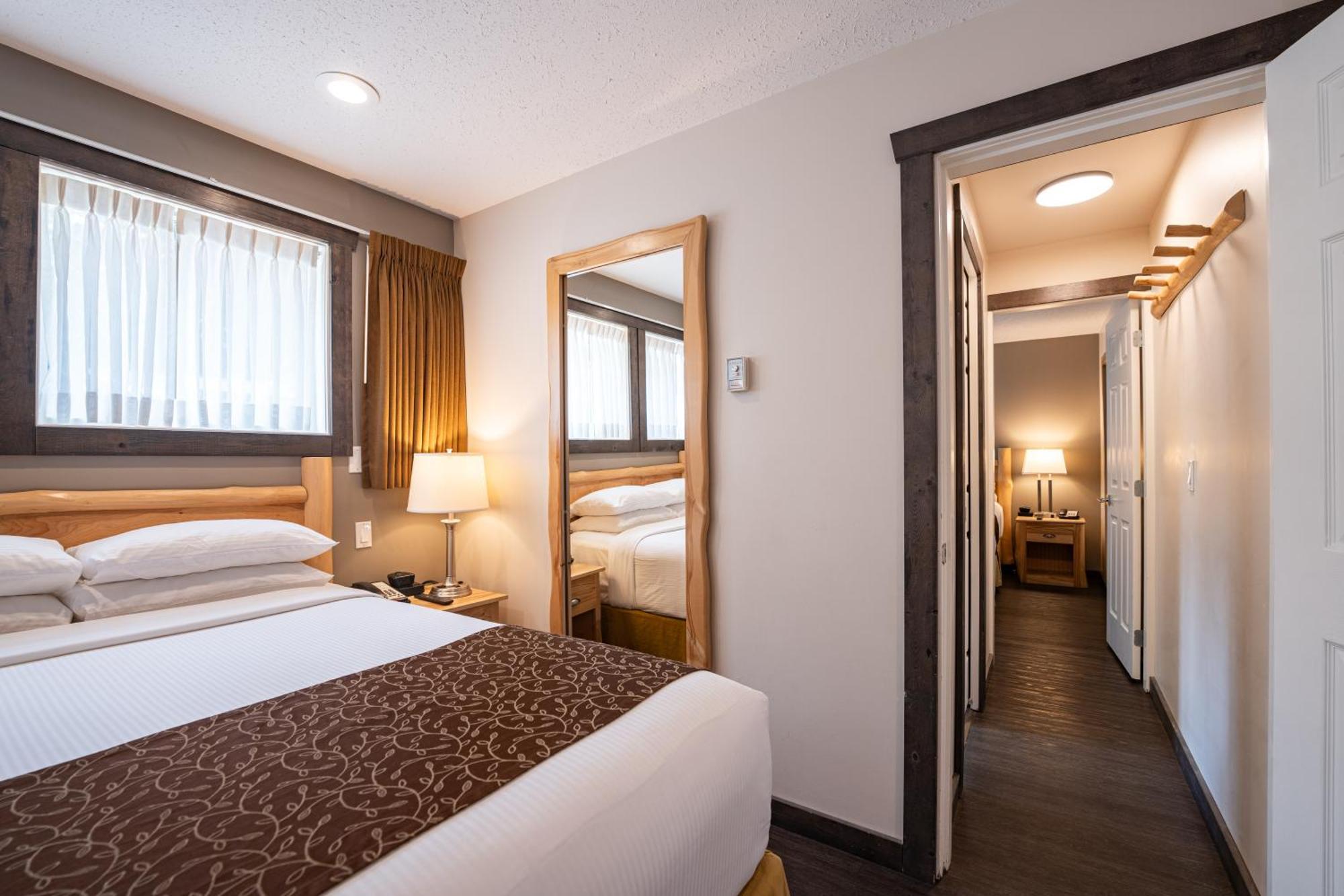 Swiss Chalet Motel Ревелстоук Екстериор снимка
