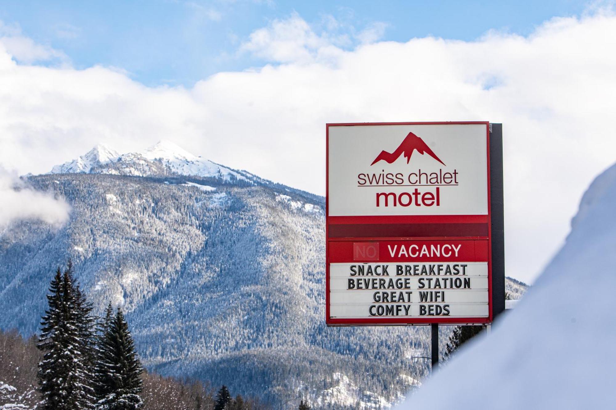 Swiss Chalet Motel Ревелстоук Екстериор снимка