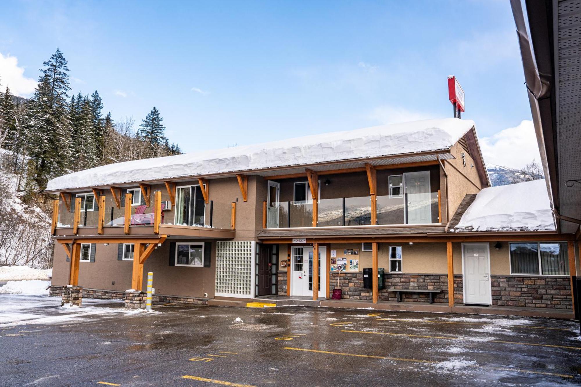 Swiss Chalet Motel Ревелстоук Екстериор снимка