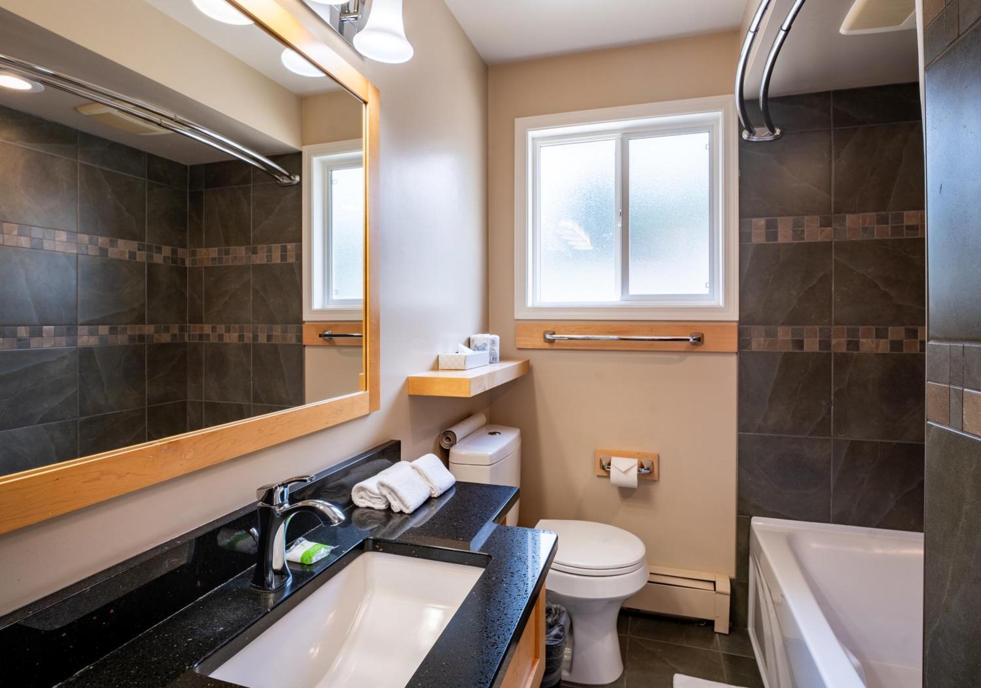 Swiss Chalet Motel Ревелстоук Екстериор снимка