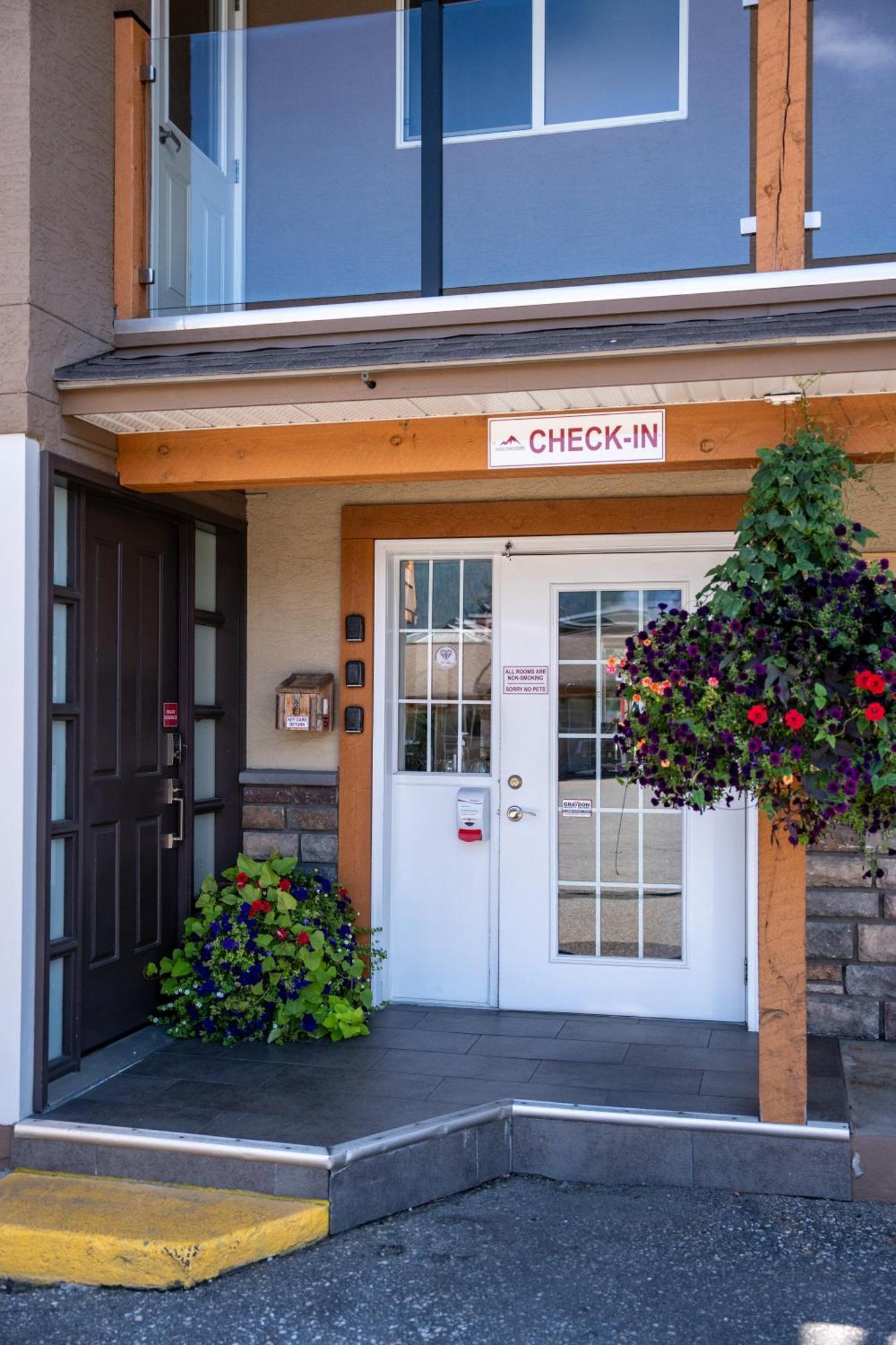 Swiss Chalet Motel Ревелстоук Екстериор снимка
