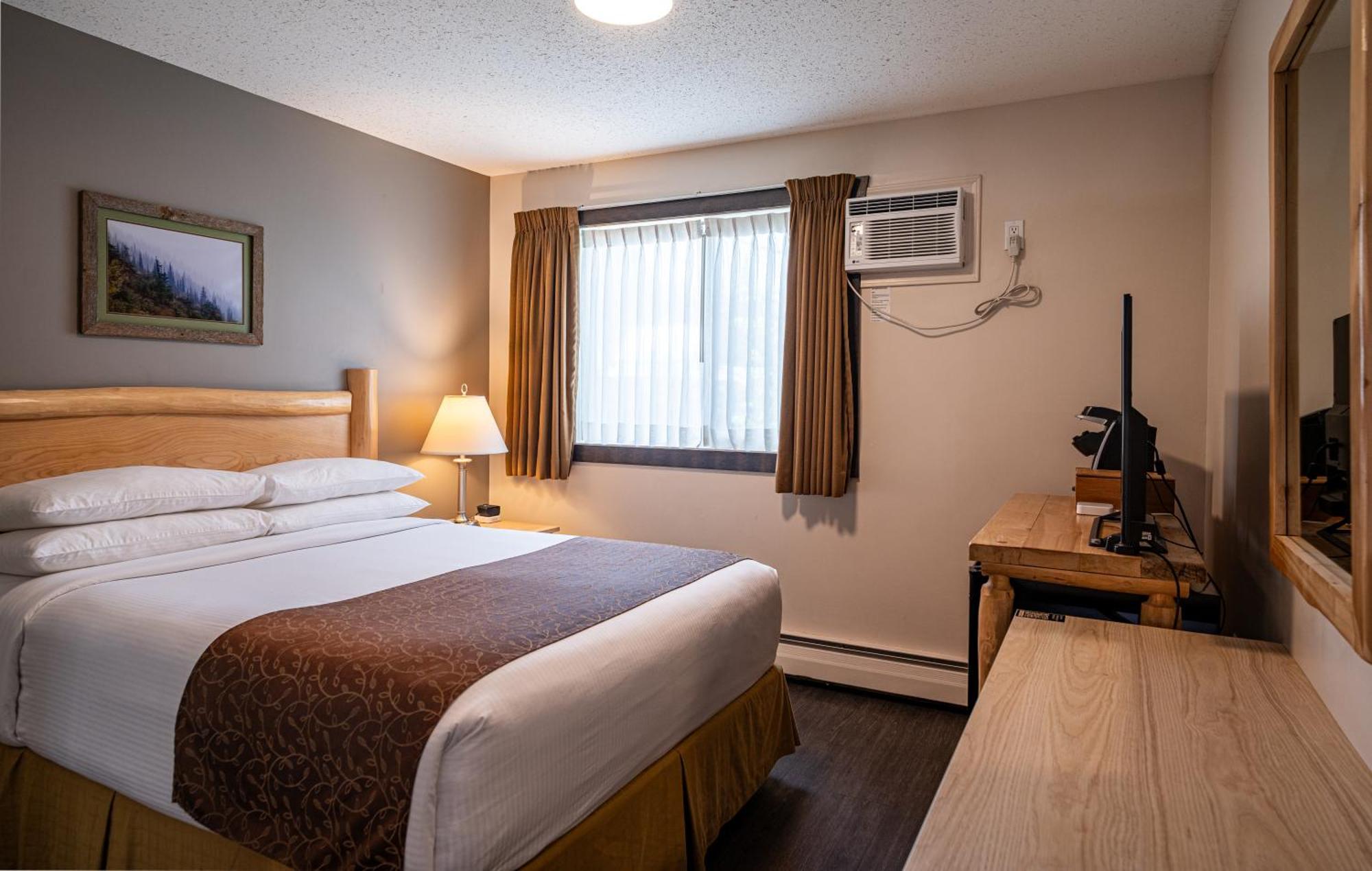 Swiss Chalet Motel Ревелстоук Екстериор снимка