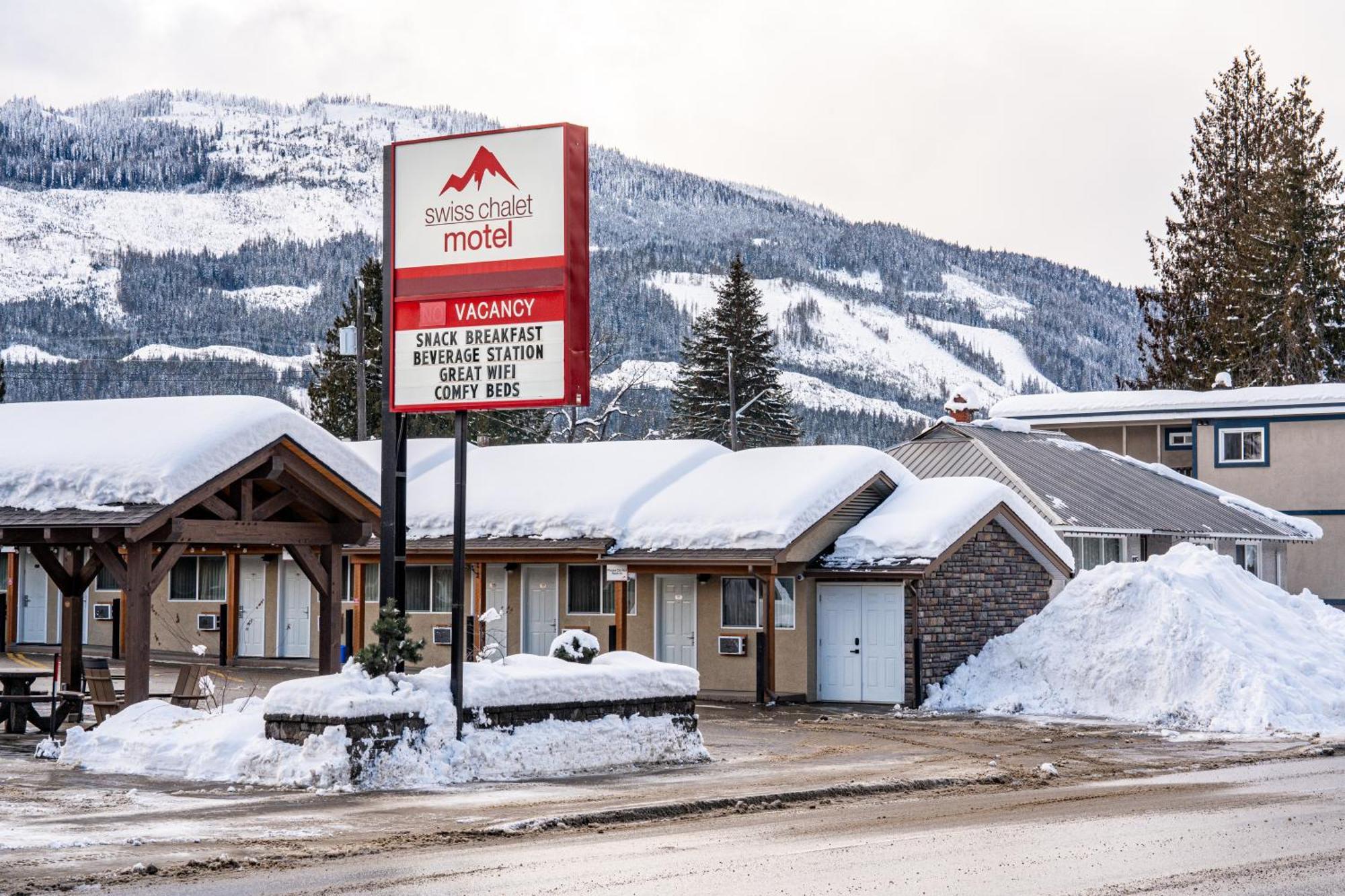 Swiss Chalet Motel Ревелстоук Екстериор снимка