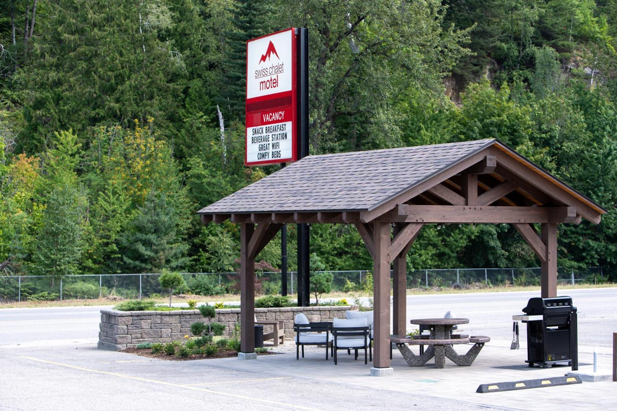 Swiss Chalet Motel Ревелстоук Екстериор снимка