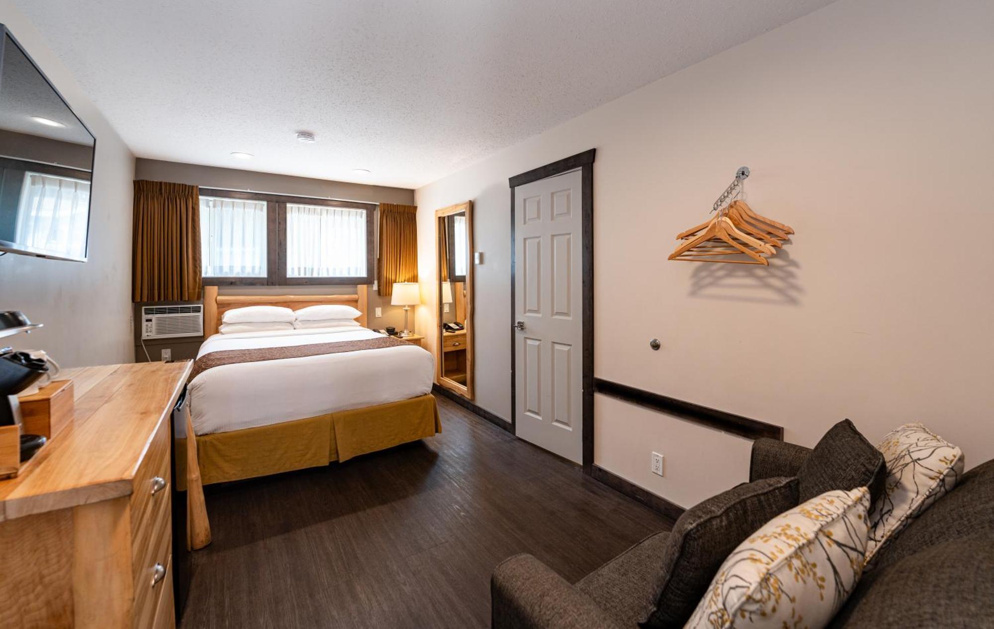Swiss Chalet Motel Ревелстоук Екстериор снимка