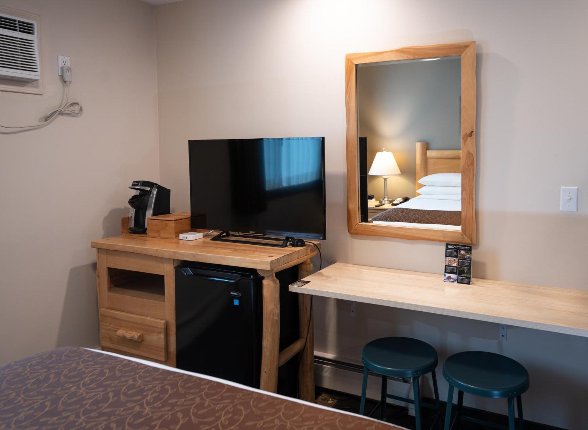 Swiss Chalet Motel Ревелстоук Екстериор снимка