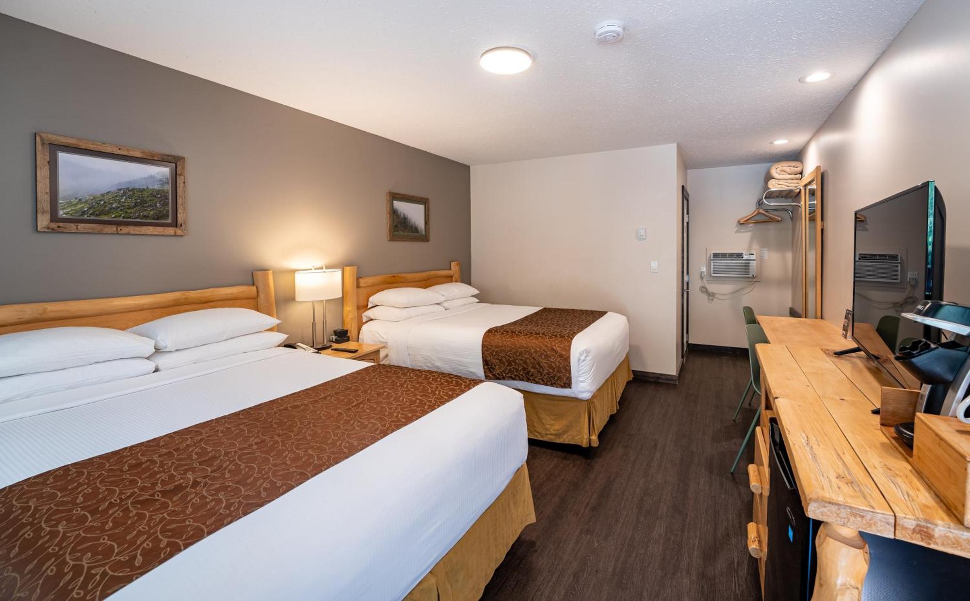 Swiss Chalet Motel Ревелстоук Екстериор снимка