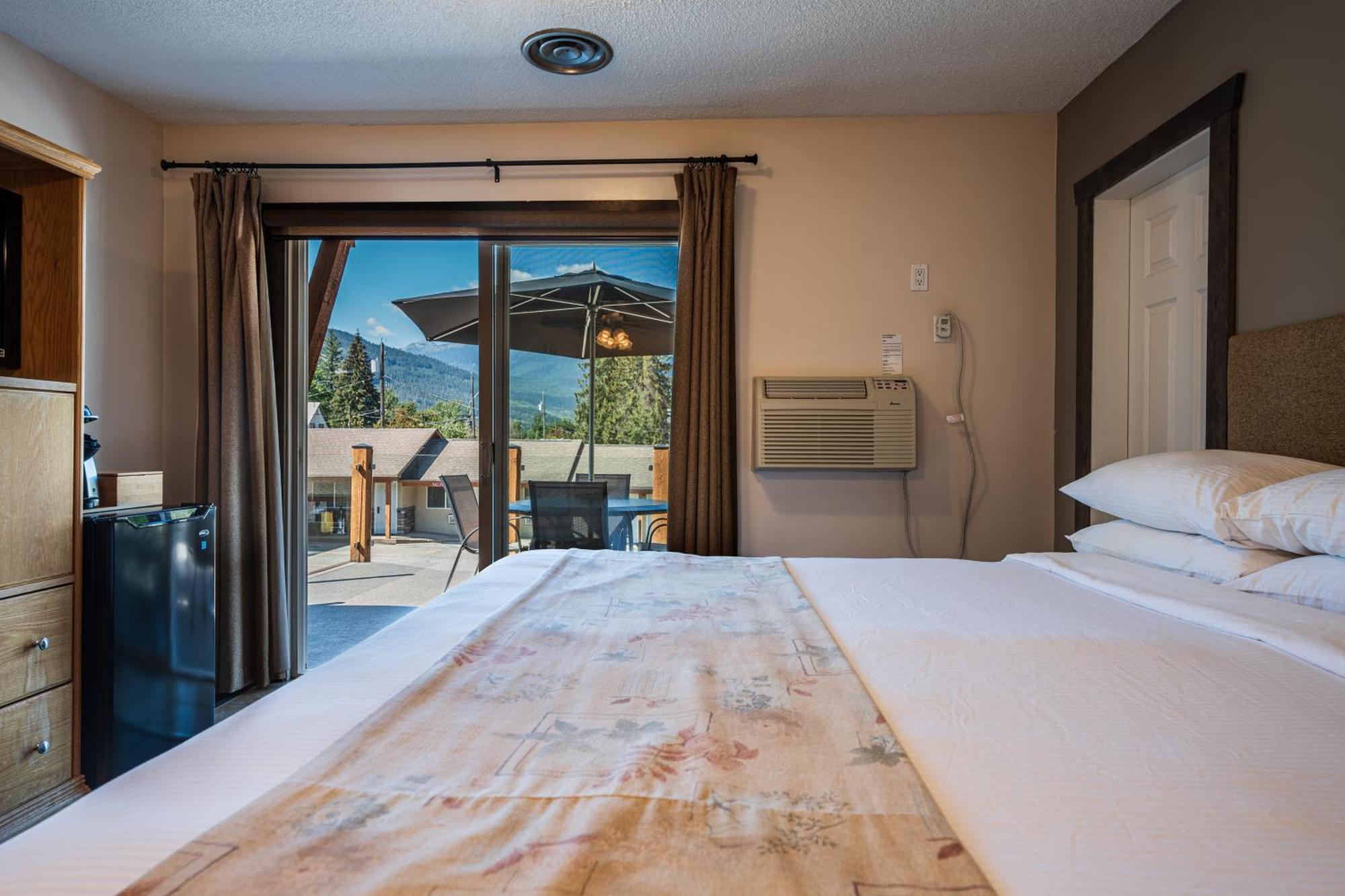Swiss Chalet Motel Ревелстоук Екстериор снимка
