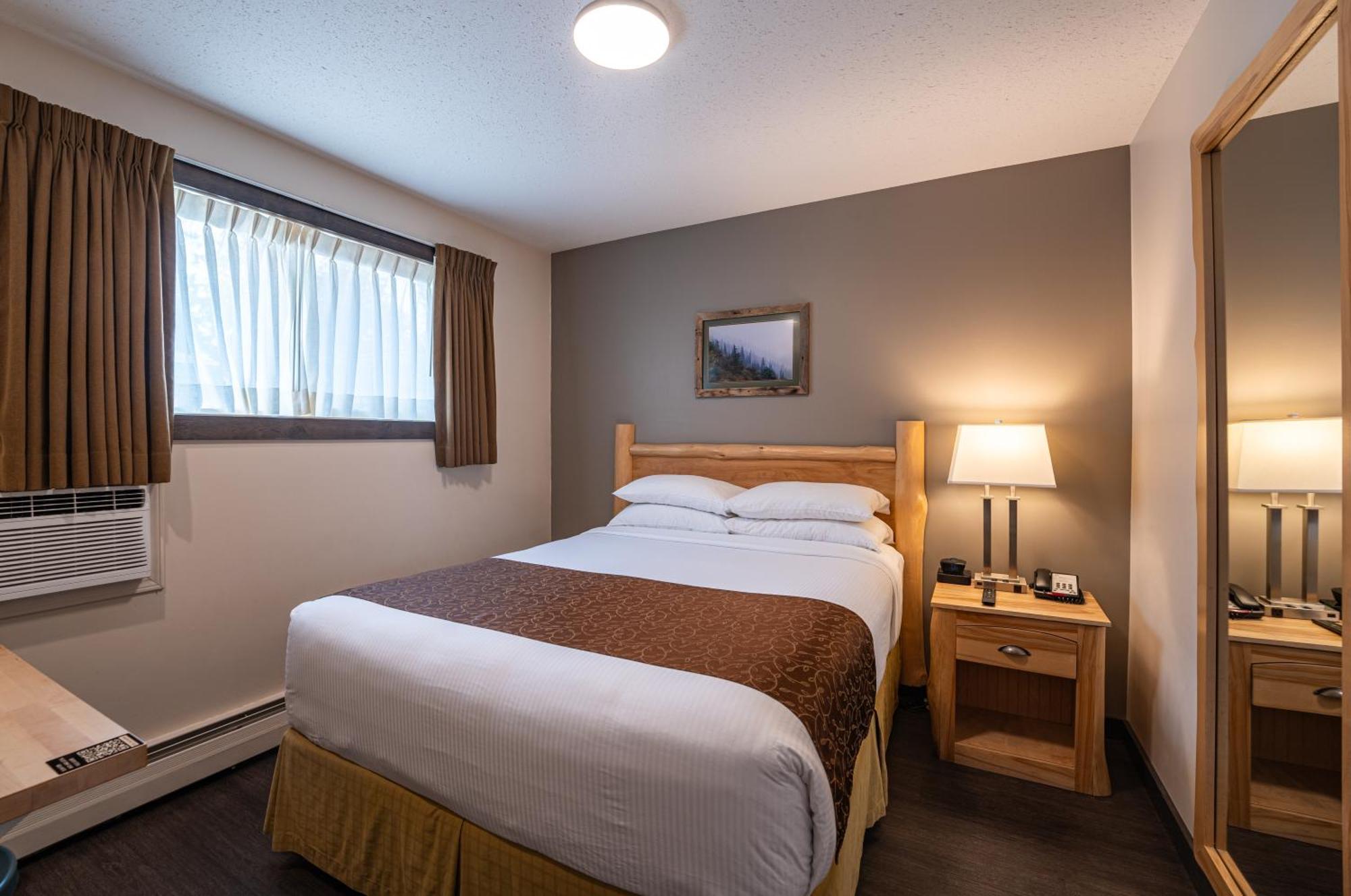 Swiss Chalet Motel Ревелстоук Екстериор снимка