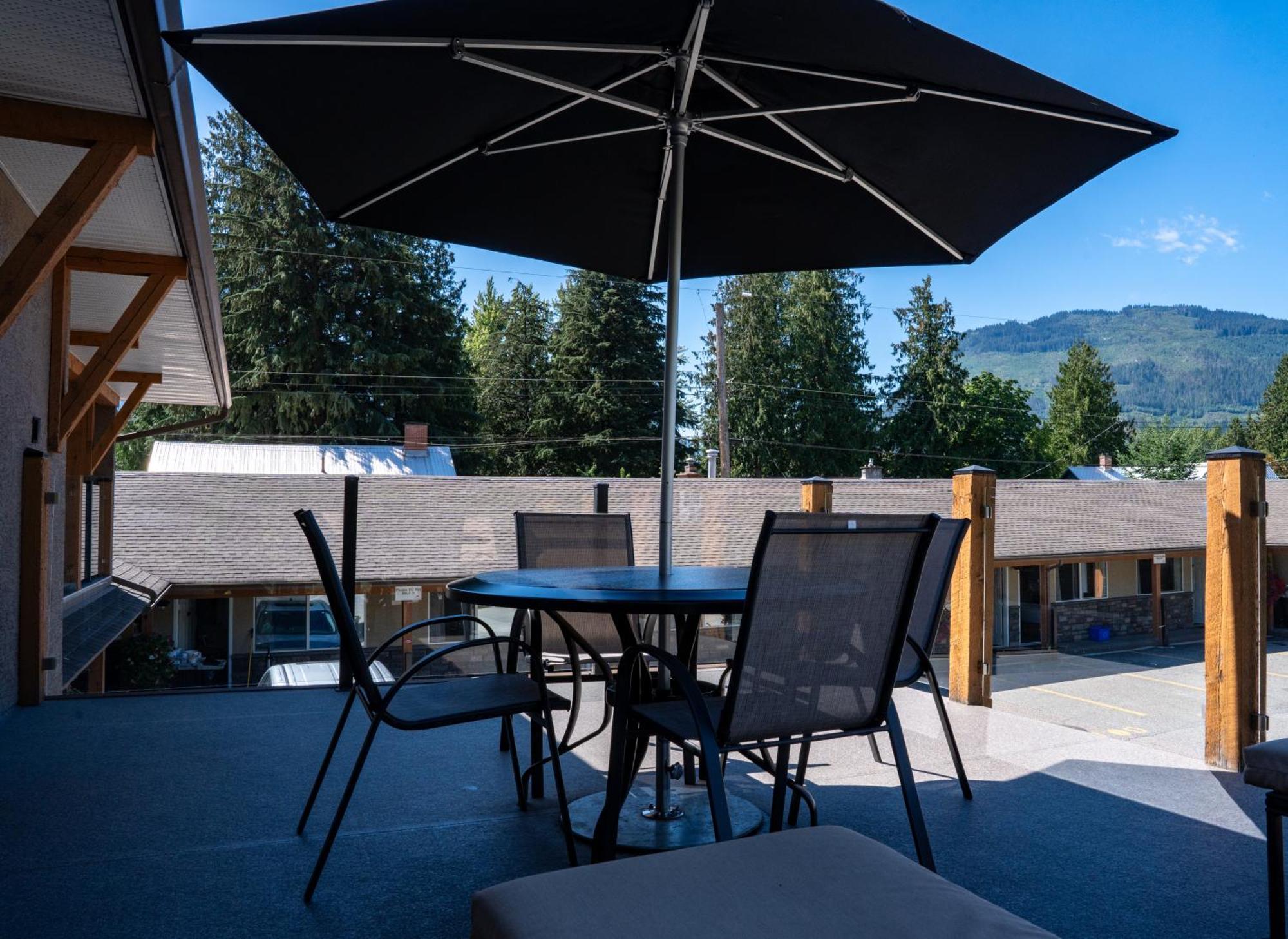 Swiss Chalet Motel Ревелстоук Екстериор снимка