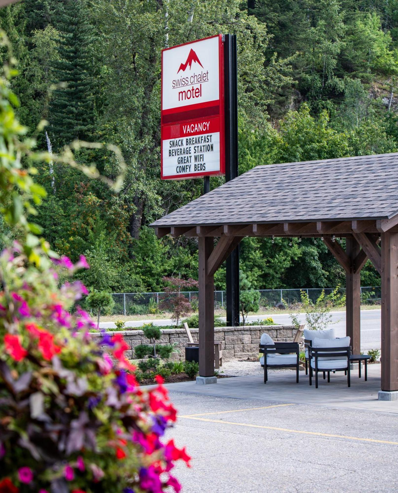 Swiss Chalet Motel Ревелстоук Екстериор снимка