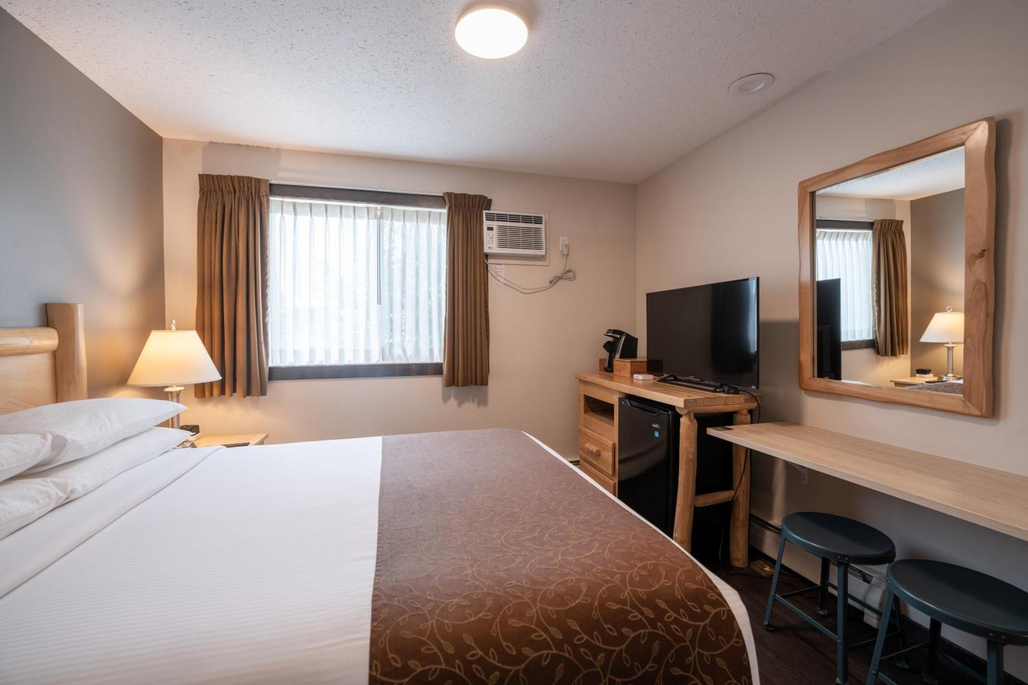 Swiss Chalet Motel Ревелстоук Екстериор снимка