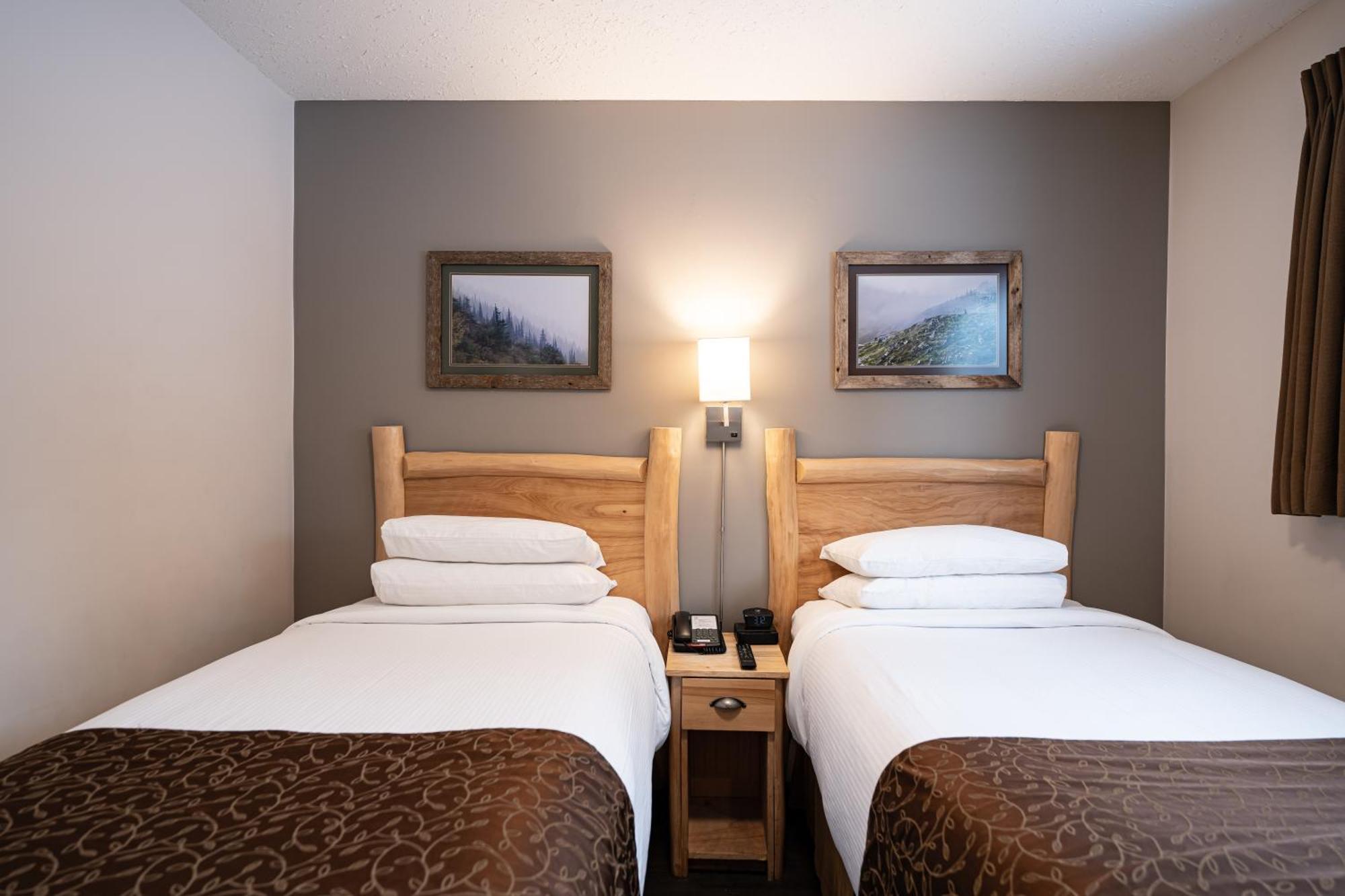 Swiss Chalet Motel Ревелстоук Екстериор снимка
