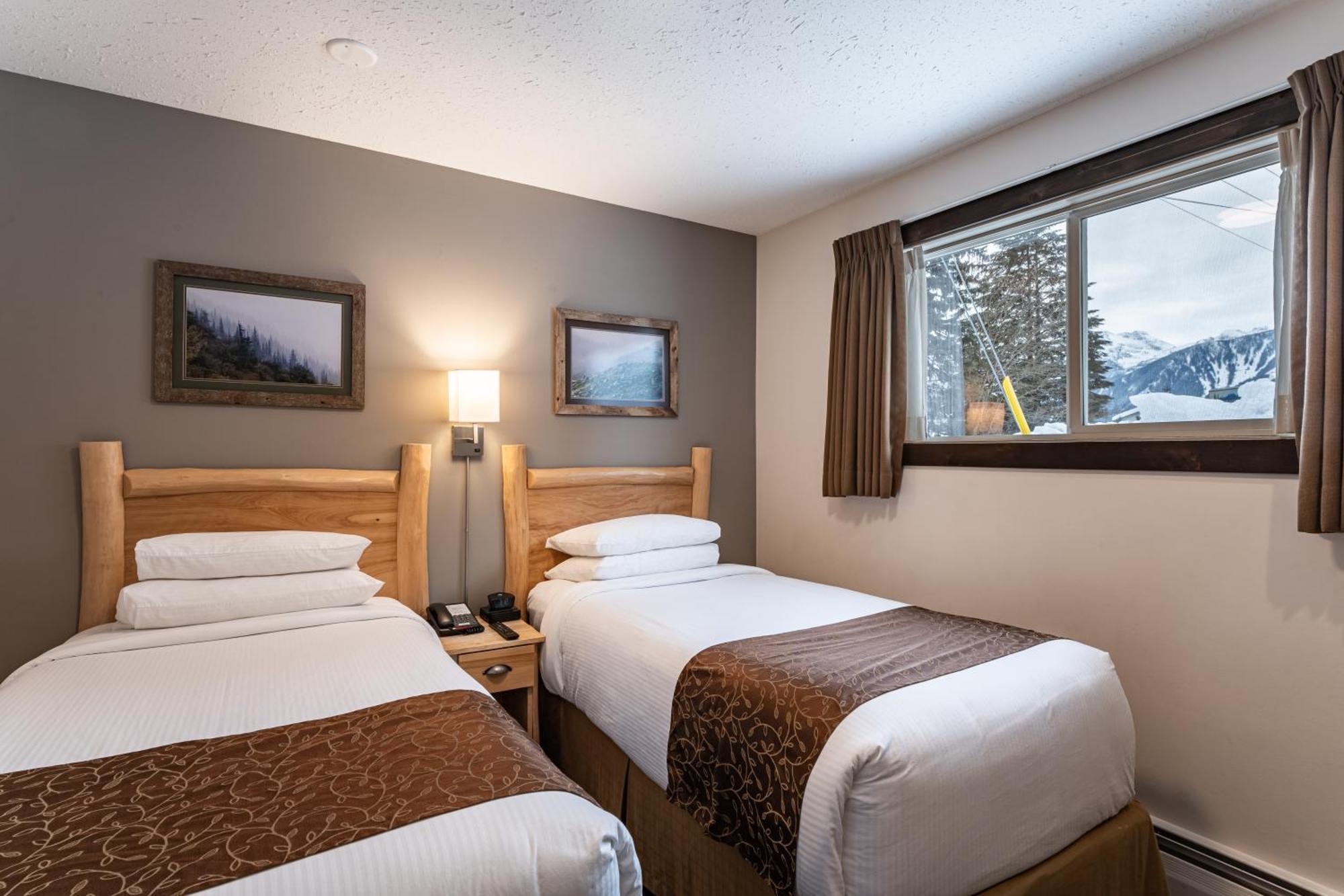 Swiss Chalet Motel Ревелстоук Екстериор снимка