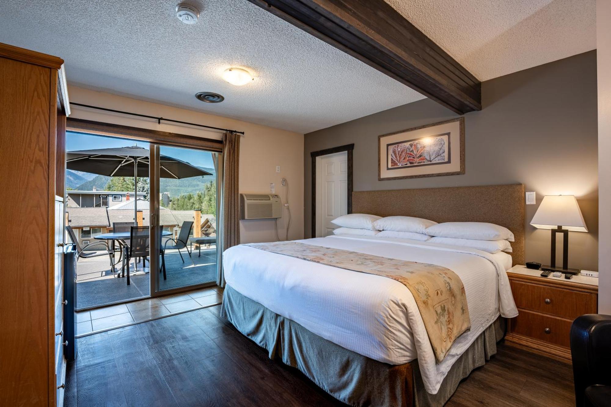 Swiss Chalet Motel Ревелстоук Екстериор снимка