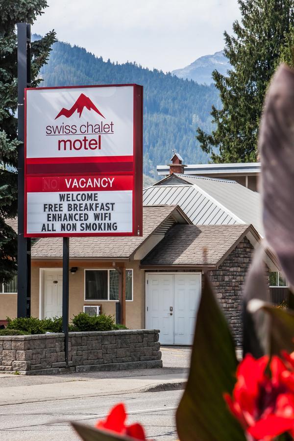 Swiss Chalet Motel Ревелстоук Екстериор снимка
