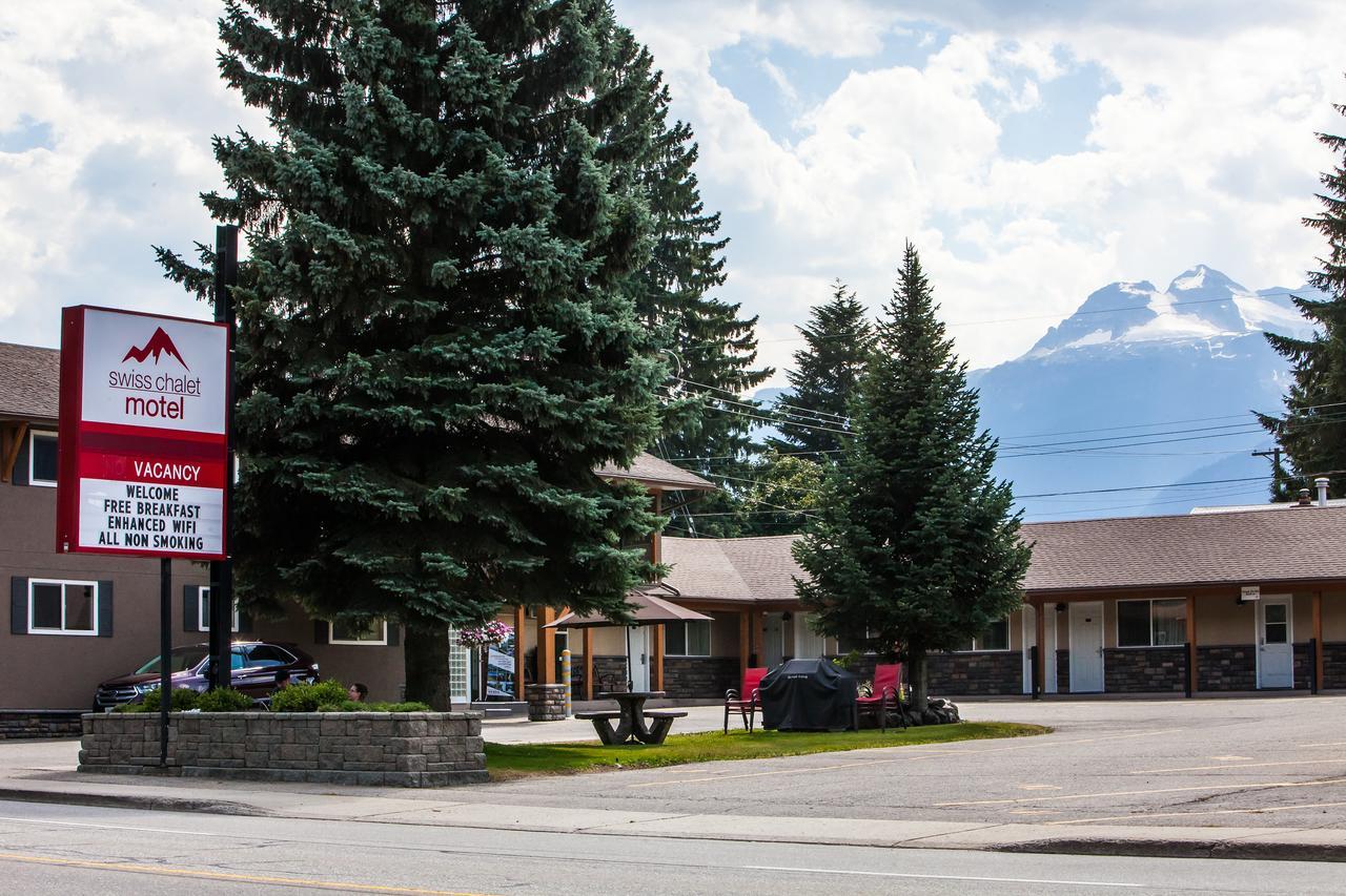 Swiss Chalet Motel Ревелстоук Екстериор снимка